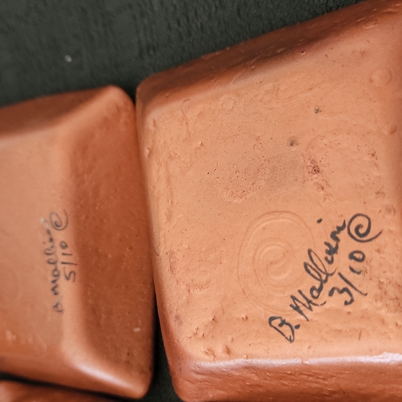 VINTAGE 1970S BOHO DECOR ABSTRACT ARTIST SIGNED GLASS PALLETES(6). - Picture 13 of 15